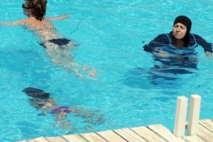 Fransa'da havuza haşama ile giren kadınlara polis m&uuml;dahalesi