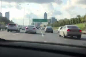 L&uuml;ks otomobillerin "makas" yarışı kamerada