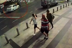 Otomobilin &ccedil;arptığı motosikletli metrelerce s&uuml;r&uuml;klendi
