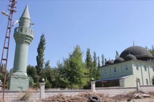Cami ile minarenin ayrı yerde olması şaşırtıyor