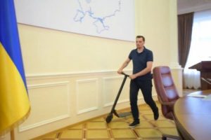 Ukrayna Başbakanı, Bakanlar Kurulu'nda scooter ile gezdi