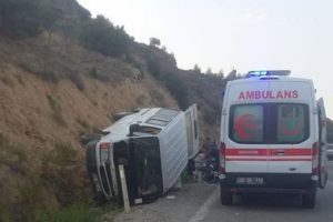 Minib&uuml;s devrildi: 1'i bebek 9 kişi yaralandı