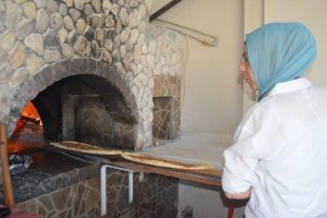 Ekmeğini ateşten &ccedil;ıkarıyor