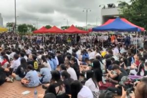 Hong Kong'da &ouml;ğrenciler okulu boykot etti