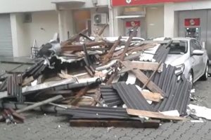 Fırtına &ccedil;atıyı u&ccedil;urdu, ara&ccedil;lar zarar g&ouml;rd&uuml;