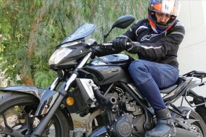 Motosikletlilere 'karbon fiber pantalon'lu koruma