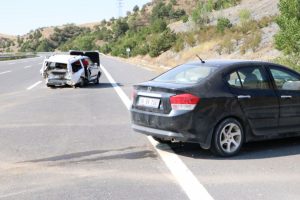 Ankara'da iki otomobil &ccedil;arpıştı: 8 yaralı