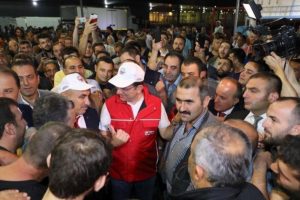 Ekrem İmamoğlu halde mezat y&ouml;netti