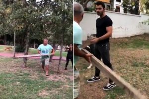 Sokak k&ouml;peğine kalasla saldırdı