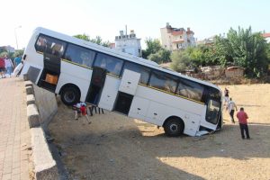 Freni boşalan otob&uuml;s istinat duvarından aşağıya u&ccedil;tu