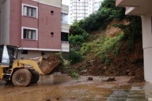Şiddetli yağış hayatı olumsuz etkiledi