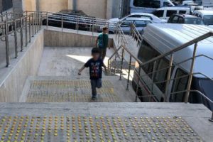 G&ouml;zaltına alınan babasının peşinden b&ouml;yle koştu