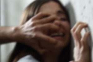Doğum g&uuml;n&uuml;n&uuml; kutlamak i&ccedil;in gittiği evde tecav&uuml;ze uğradı!