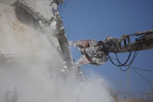 Batı Şeria'da inşa halindeki camiyi yıktı