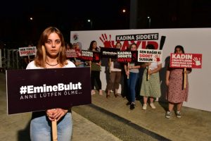 "Kadına şiddete hayır" duvarı
