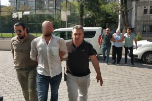 Dur ihtarına uymayıp polisi aracıyla s&uuml;r&uuml;kledi