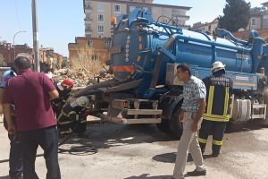 Vidanj&ouml;r&uuml;n lastiği bomba gibi patladı