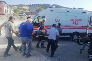 Taş &ouml;ğ&uuml;tme makinesine d&uuml;şen iş&ccedil;iler yaralandı