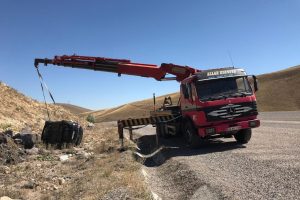 Sivas'ta yoldan &ccedil;ıkan otomobil devrildi: 2 yaralı