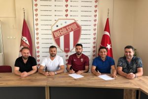 İneg&ouml;lspor Emre &Ouml;zt&uuml;rk ile anlaştı