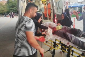 Bursa'da taşıdığı camlar &uuml;zerine devrilince ağır yaralandı