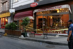 İstanbul'da oğlunun g&ouml;z&uuml; &ouml;n&uuml;nde kurşun yağmuruna tutuldu