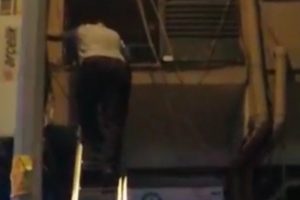 Annesinin iş hanında unuttuğu &ccedil;ocuğu itfaiye kurtardı
