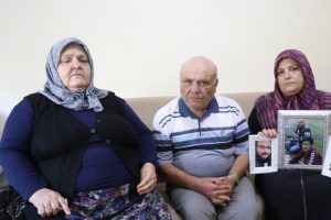 4 yıl &ouml;nce &ouml;ld&uuml;r&uuml;len baba ve oğlun yakınlarından 'katil bulunamadı' sitemi