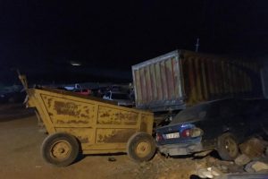 Park halindeyken hareket eden kamyon, 13 araca &ccedil;arptı
