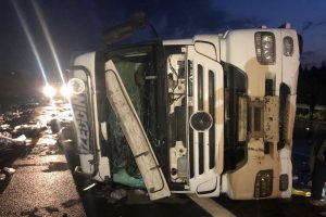 Yolcu otob&uuml;s&uuml;, devrilen TIR'a &ccedil;arptı: 1 yaralı