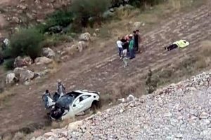 Otomobil 50 metrelik u&ccedil;urumdan yuvarlandı: 1 &ouml;l&uuml;, 1 yaralı