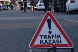 Hafif ticari aracın &ccedil;arptığı motosiklet s&uuml;r&uuml;c&uuml;s&uuml; hayatını kaybetti