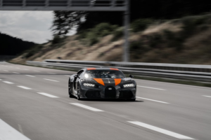Bugatti Chiron saatte 490 kilometre hıza ulaştı ve d&uuml;nya rekoru kırdı