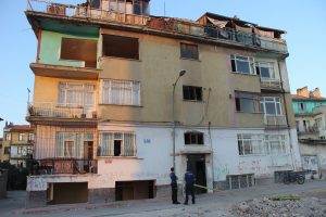 Cezaevinden firar etti, yangın &ccedil;ıkararak evden &ccedil;ıkardığı eşini &ouml;ld&uuml;rd&uuml;