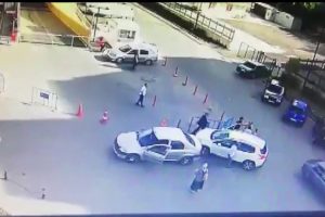 Hastane bah&ccedil;esinde tekmeli sopalı kavga!