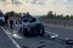TIR'a arkadan &ccedil;arpan otomobil hurdaya d&ouml;nd&uuml;: 2 &ouml;l&uuml;, 1 yaralı
