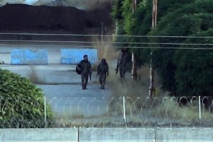 YPG'li ter&ouml;ristler sınırda g&ouml;r&uuml;nt&uuml;lendi