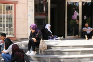 &Ccedil;ocuklarının dağa ka&ccedil;ırıldığını iddia eden aile, HDP &ouml;n&uuml;nde oturma eylemi başlattı