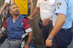 Tekerlekli sandalyedeki dilenci, zabıtayı g&ouml;r&uuml;nce ayağa kalktı