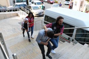 Narkotimler uyuşturucuya ge&ccedil;it vermiyor: Karı koca g&ouml;zaltında