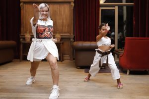 Anne Marie, minik hayranıyla karate yaptı