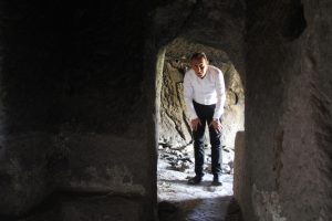 &Uuml;z&uuml;m hasadı yaparken yeraltı şehri buldular