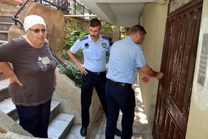 M&uuml;h&uuml;rlenen binada tahliyeler s&uuml;r&uuml;yor