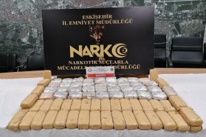 Kamyonet lastiği i&ccedil;inde 44 kilo eroin