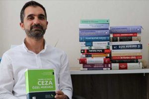 &Ouml;ğrencileriyle sınava hazırlandı, avukat oldu