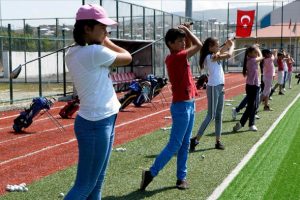 Golf şampiyonasına futbol sahasında hazırlanıyor