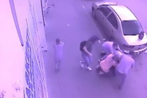 Eski sevgilisini, oğlunun g&ouml;z&uuml; &ouml;n&uuml;nde bı&ccedil;akladı