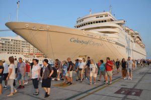 Kuşadası'na 3 gemiyle 4 bin 230 turist geldi