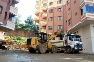 Rize'de heyelan altında kalan 4 otomobile ulaşılamadı