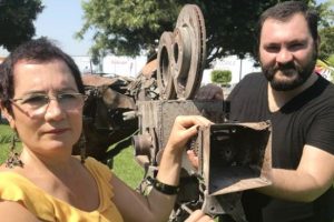 Parasızlıktan Hollywood'a gidemeyen y&ouml;netmenin &ouml;d&uuml;l&uuml; kargoyla gelecek